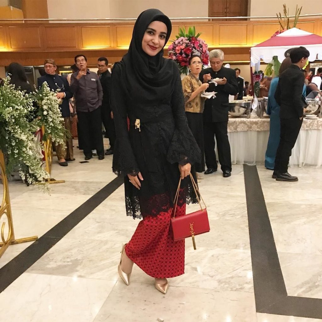 model kebaya dari bahan satin 1080 X 1080 5 model kebaya hijab a la selebriti agar penampilan lebih up to date