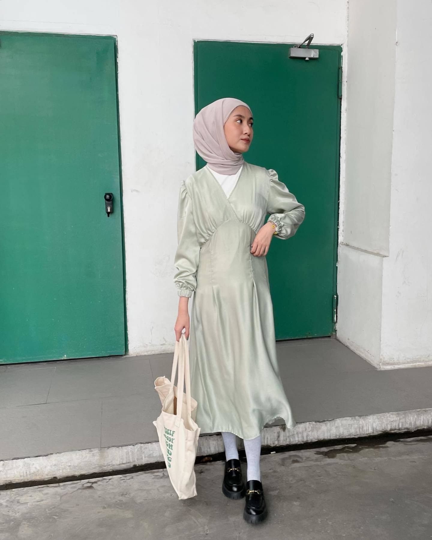 22 Inspirasi Casual Hijab Outfit Yang Stylish Banget! | All Things Outfit Hijab Sehari-Hari