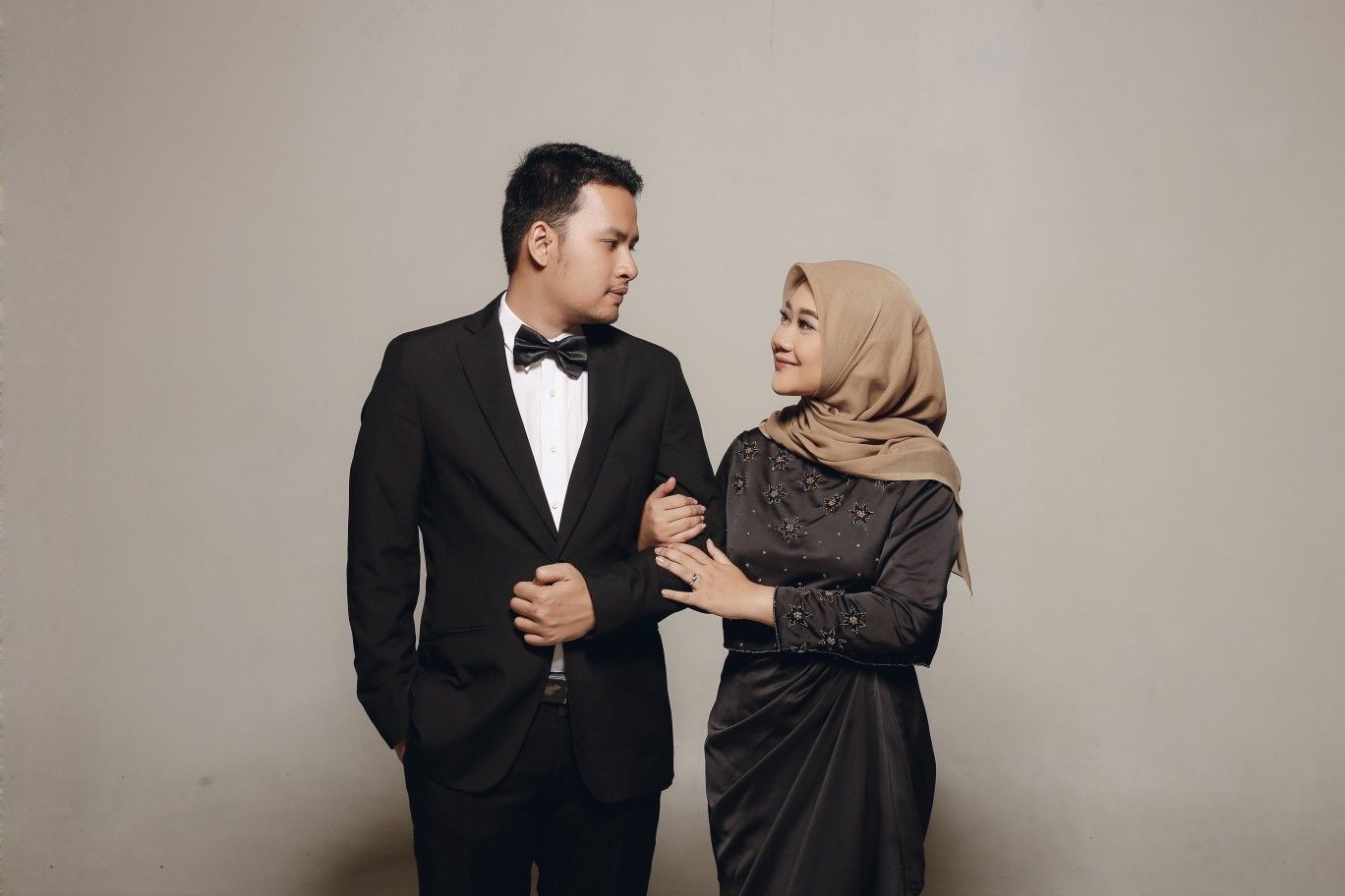 Hijab Couple Prewedding Studio Photoshoot | Pose Pemotretan Model Hijab Prewedding