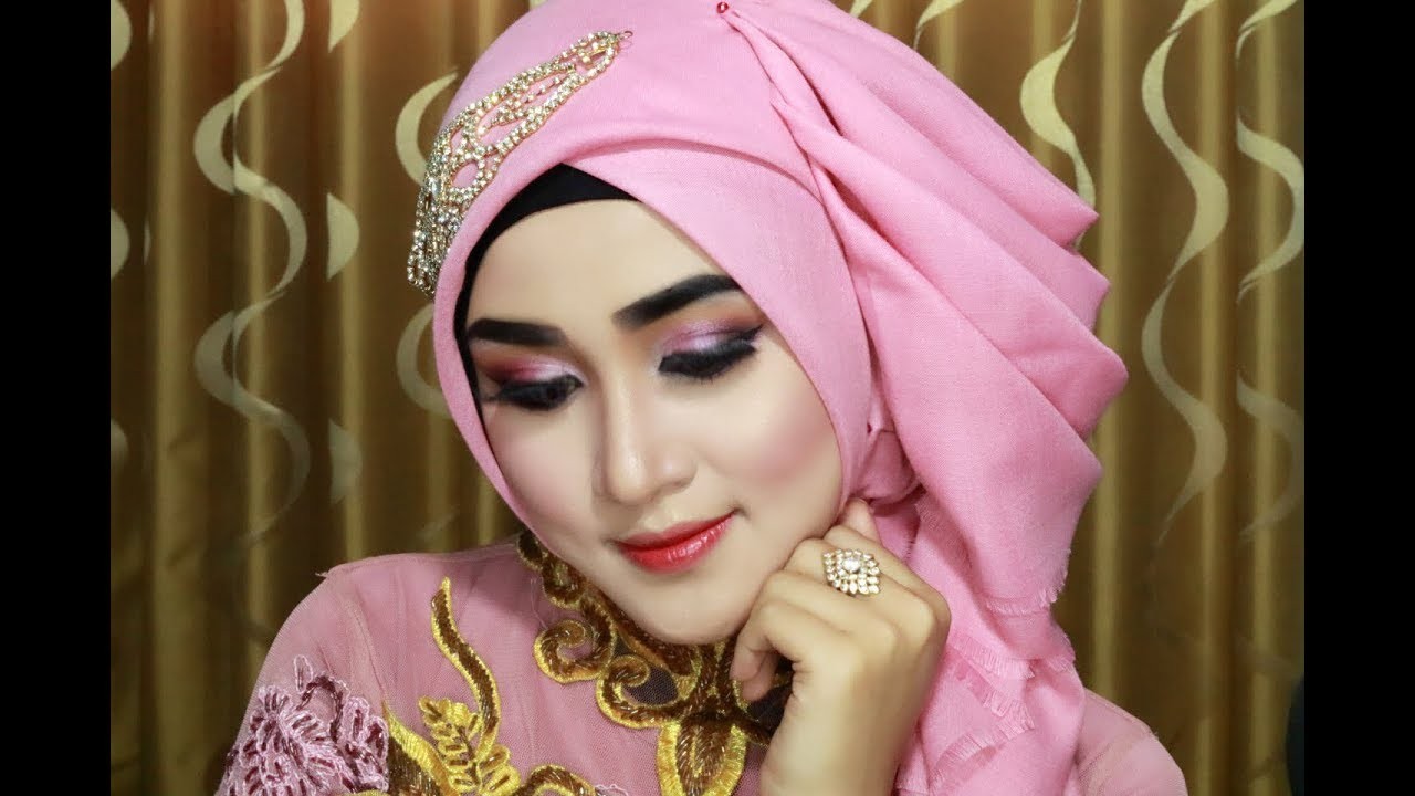 Hijab Wisuda Simple, Cantik,Anggun,Mewahz Dan Elegan Dengan Menggunakan Hijab Segi Empat 1 Model Hijab Wisuda